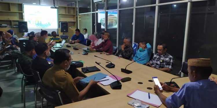 Komisi 1 DPRD Kabupaten Gorontalo saat menggelar Rapat evaluasi terkait pelaksanaan tahapan Pilkades, yang berlangsung di ruang Rapat DPRD Kabupaten Gorontalo, Senin (18/1/2021). (ramlan/gopos).
