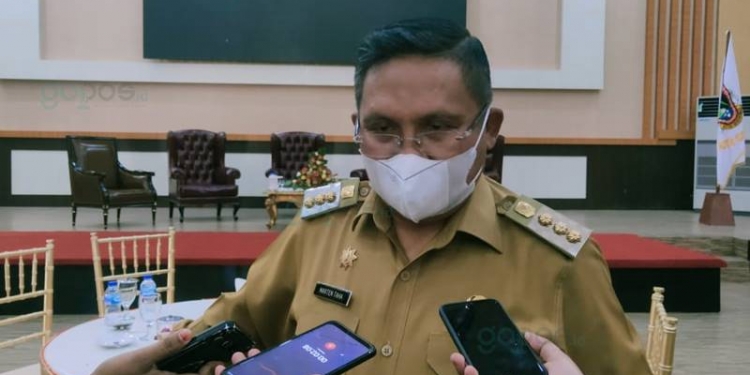 TELUK TOMINI - Walikota Gorontalo, Marten Taha saat diwawancarai oleh sejumlah wartawan usai menghadiri Dialog Akhir Tahun 2021 di Bandayo Lo Yiladia, Senin (18/1/2021). (Ari/Gopos)
