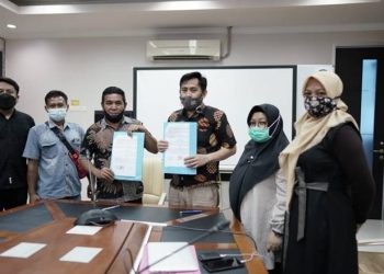 GENJOT PRODUKTIFITAS - Penandatanganan kerja sama antara BPU Universitas Negeri Gorontalo dengan Kepala Desa Tamaila Utara dalam rangka pendampingan untuk memproduksi dan memasarkan produk VCO BUMDes Tamaila Utara (Istimewa)