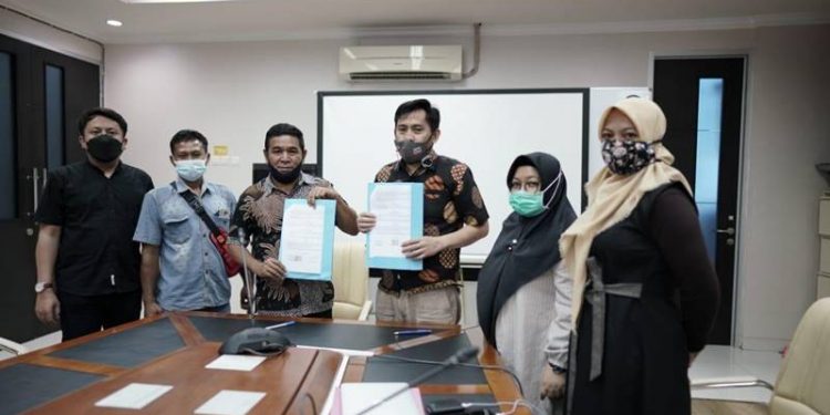 GENJOT PRODUKTIFITAS - Penandatanganan kerja sama antara BPU Universitas Negeri Gorontalo dengan Kepala Desa Tamaila Utara dalam rangka pendampingan untuk memproduksi dan memasarkan produk VCO BUMDes Tamaila Utara (Istimewa)