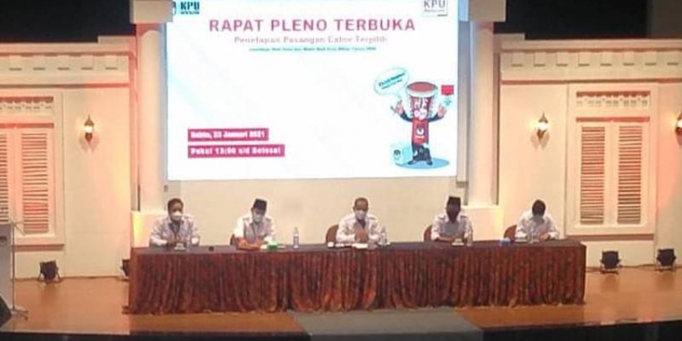 Rapat pleno terbuka penetapan Walikota dan wakil Walikota Blitar, Sabtu (23/1/21). di Gedung Kesenian, Jalan Kenari Kota Blitar (ma'ruf/gopos)