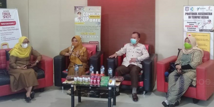 Kepala Dinas Kesehatan Provinsi Gorontalo,
dr. Yana Yanti Suleman, Juru bicara Satuan Tugas Covid-19 Provinsi Gorontalo, dr. Triyanto Bialangi, dan Perhimpunan Dokter Spesialis Penyakit Dalam Indonesia (PAPDI), Neliyan Helma Mokoginta.(sari/gopos)