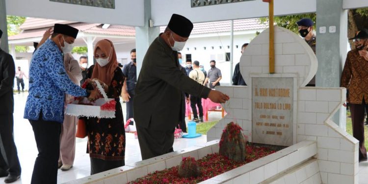 Wakil Ketua DPRD Provinsi Gorontalo, Kris Wartabone saat menziarahi kubur Pahlawan Gorontalo, Nani Wartabone. Foto: Istimewa.