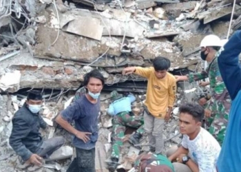 TNI AL bersama warga melakukan proses evakuasi korban gempa di Kantor Gubernur Sulbar / [Foto Istimewa]