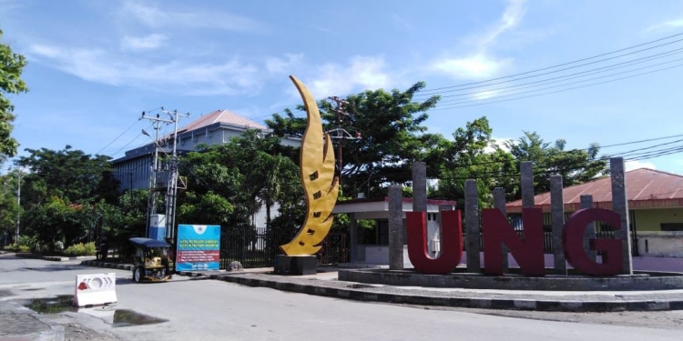 Gerbang Utama Kampus UNG. Foto: Rahman/gopos.