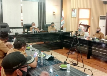 Bupati Gorut, Indra Yasin saat memimpin rapat pembahasan terkait pembangunan tower jaringan bersama dengan 9 kepala desa di Aula Tinepo, Kantor Bupati, Selasa (5/1/2021). (foto.istimewa)