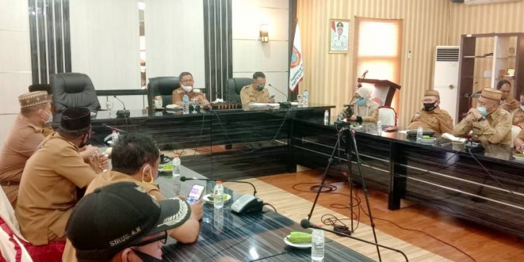 Bupati Gorut, Indra Yasin saat memimpin rapat pembahasan terkait pembangunan tower jaringan bersama dengan 9 kepala desa di Aula Tinepo, Kantor Bupati, Selasa (5/1/2021). (foto.istimewa)