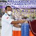 Sekda Gorut, Ridwan Yasin menyerahkan bantuan kepada warga yang terdampak banjir di Kecamatan Monano, Kabupaten Gorontalo Utara. (foto.arif/hms)