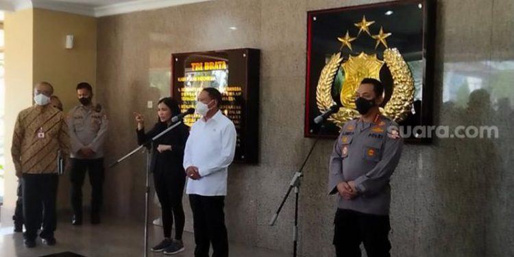 Menpora Zainudin Amali dan Kapolri Jenderal Listyo Sigit Prabowo di Mabes Polri. (Suara.com/M Yasir)
