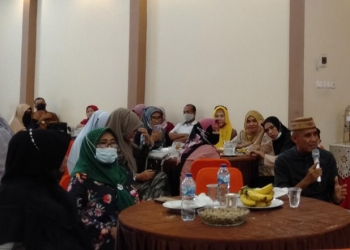 Tiga Anggota Legislatif (Aleg) Dewan Perwakilan Rakyat Daerah (DPRD) kota Gorontalo. Ketua Komisi B Leni Ontalu (Kiri), Syamsia Mohi (tengah) dan Wakil Ketua Komisi B Alwi Podungge (kanan). Foto : Sari/gopos.