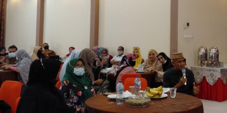 Tiga Anggota Legislatif (Aleg) Dewan Perwakilan Rakyat Daerah (DPRD) kota Gorontalo. Ketua Komisi B Leni Ontalu (Kiri), Syamsia Mohi (tengah) dan Wakil Ketua Komisi B Alwi Podungge (kanan). Foto : Sari/gopos.