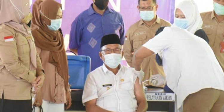 Anas Jusuf jalani vaksinasi Covid-19