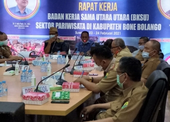 BKSU - Sekretaris Jenderal BKSU Prof..Drs. H. Fachrudin Zain Olilingo, SE.,M.Si saat menghadiri rapat kerja BKSU Sektor Pariwisata di Kabupaten Bone Bolango