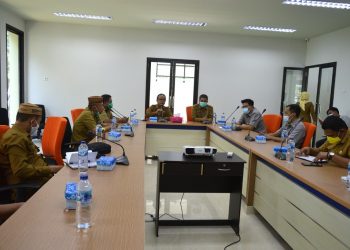 Rapat kerja sama operasional penetapan peserta Jaminan Sosial Ketenagakerjaan (Jamsostek) sektor informal 20.000 pekerja rentan berbasis data terpadu yang dibiayai APBD Kabupaten Bone Bolango tahun 2021, di ruang rapat Lantai 2 Mal Pelayanan Publik (MPP) Bone Bolango, Selasa (16/2/2021). (Foto AKP/Kominfo)