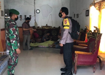 PEMERIKSAAN - Petugas Babinsa dan Bhabinkatimbas melakukan pemeriksaan terkait kematian seorang pemuda di Tibawa, Isran Hadi, Selasa (2/2/2021). (isitmewa)