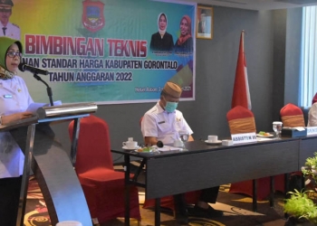 STANDAR HARGA - Sekretaris Daerah Kabupaten Gorontalo, Hadijah Thayeb, membuka pelaksanaan Bimtek Standar Harga 2022, Rabu (3/2/2021). (istimewa)
