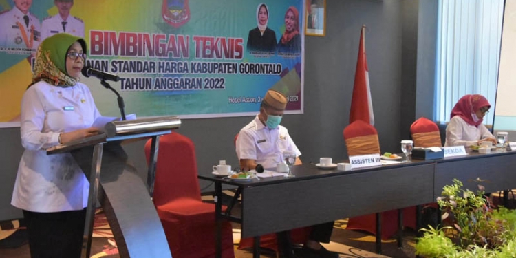 STANDAR HARGA - Sekretaris Daerah Kabupaten Gorontalo, Hadijah Thayeb, membuka pelaksanaan Bimtek Standar Harga 2022, Rabu (3/2/2021). (istimewa)