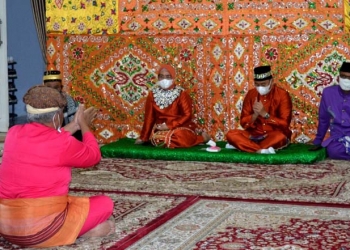 Bupati Hamim Pou saat mengikuti prosesi adat Mopotolungo (foto AKP/Kominfo)