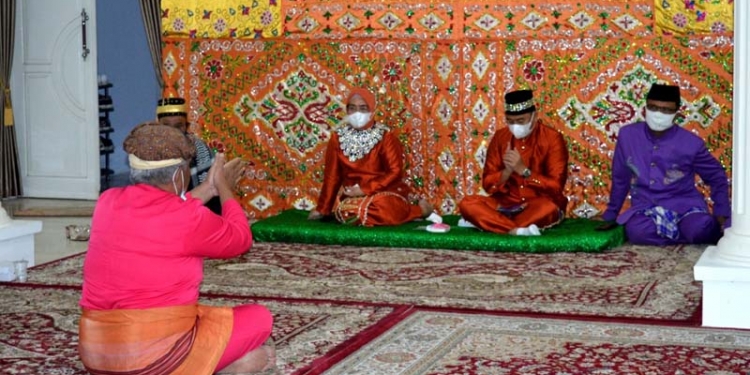Bupati Hamim Pou saat mengikuti prosesi adat Mopotolungo (foto AKP/Kominfo)
