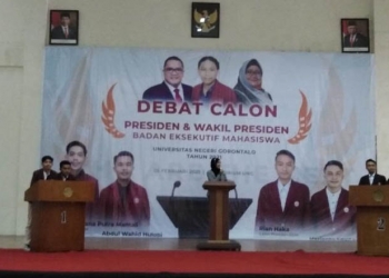 DEBAT PILBEM UNG -Dua Pasangan Calon Presiden dan wakil Presiden BEM UNG, Nomor urut satu Rezky Pramana Putra Mantali dan Abdul Wahid Hulopi, serta nomor urut dua Rian Haka dan Harianto Laode, saat berada diatas podium debat. (rahman/gopos)