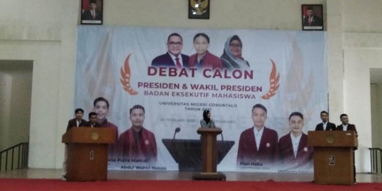 DEBAT PILBEM UNG -Dua Pasangan Calon Presiden dan wakil Presiden BEM UNG, Nomor urut satu Rezky Pramana Putra Mantali dan Abdul Wahid Hulopi, serta nomor urut dua Rian Haka dan Harianto Laode, saat berada diatas podium debat. (rahman/gopos)