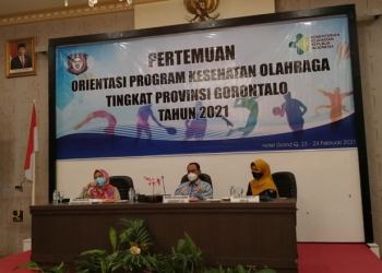 Kepala Dinas Kesehatan Provinsi Gorontalo dr. Yana Yanti Suleman (kiri),  Direktur Kesehatan Kerjasama dan Olahraga Ditjen Kesehatan Masyarakat Kementerian Kesehatan RI  dr. Riskiyana S. Putra (tengah) dan Kepala Bidang Kesehatan Masyarakat Dinas Kesehatan Provinsi Gorontalo dr. Rosina Kiu (kanan). Foto : Muhajir