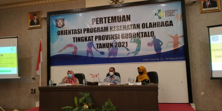 Kepala Dinas Kesehatan Provinsi Gorontalo dr. Yana Yanti Suleman (kiri),  Direktur Kesehatan Kerjasama dan Olahraga Ditjen Kesehatan Masyarakat Kementerian Kesehatan RI  dr. Riskiyana S. Putra (tengah) dan Kepala Bidang Kesehatan Masyarakat Dinas Kesehatan Provinsi Gorontalo dr. Rosina Kiu (kanan). Foto : Muhajir
