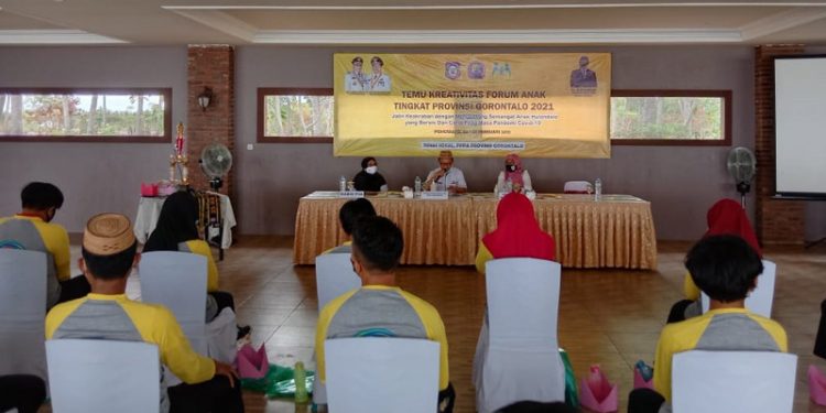 Sekretaris Dinas Sosial, PPPA Provinsi Gorontalo saat memberikan sambutan, Rabu(24/02/2021).(Azhar/Gopos)