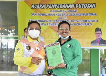 PUTUSAN - Wali Kota Gorontalo, Marten A. Taha saat menerima Putusan Mahkamah Agung terkait kepemilikan Gedung Nasional yang berlokasi di Kelurahan Ipilo, Kecamatan Kota Timur, Kota Gorontalo. Rabu (17/2/2021)