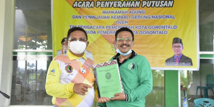 PUTUSAN - Wali Kota Gorontalo, Marten A. Taha saat menerima Putusan Mahkamah Agung terkait kepemilikan Gedung Nasional yang berlokasi di Kelurahan Ipilo, Kecamatan Kota Timur, Kota Gorontalo. Rabu (17/2/2021)