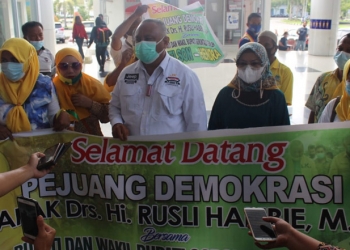 Gubernur Gorontalo Rusli Habibie Bersama Ida Saidah saat tiba Di Bandara Djalaludin Isimu Kabupaten Gorontalo. (Putra/Gopos).