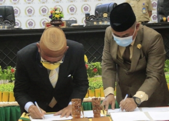 HUT POHUWATO - Bupati Pohuwato, Syarif Mbuinga dan Ketua DPRD Pohuwato, menandatangani kesepakatan perayaan HUT Pohuwato.(azhar/gopos)