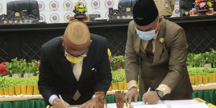 HUT POHUWATO - Bupati Pohuwato, Syarif Mbuinga dan Ketua DPRD Pohuwato, menandatangani kesepakatan perayaan HUT Pohuwato.(azhar/gopos)