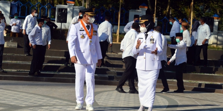 Bupati Bone Bolango, Hamim dan Wakil Bupati Bone Bolango, Merlan Uloli, mengumpulkan para pimpinan Organisasi Pimpinan Daerah (OPD), tim kerja bupati, dan Camat se-Bone Bolango, Jumat (26/2/2021).  (AKP/Kominfo)