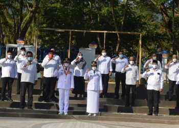 Bupati Hamim Pou dan Wakil Bupati Merlan Uloli Usai melakukan apel perdana bersama Pimpinan OPD, Tim Kerja Bupati, dan Para Camat. (foto AKP/Kominfo)