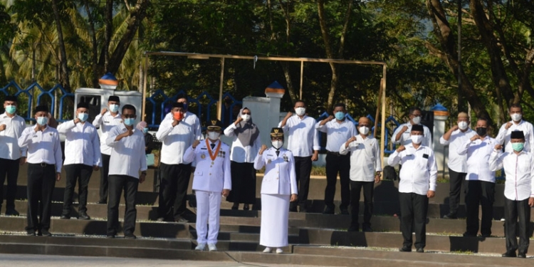 Bupati Hamim Pou dan Wakil Bupati Merlan Uloli Usai melakukan apel perdana bersama Pimpinan OPD, Tim Kerja Bupati, dan Para Camat. (foto AKP/Kominfo)