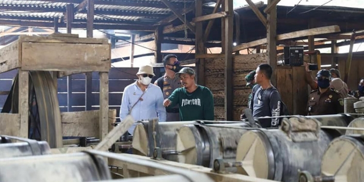 TAMBANG - Bupati Bone Bolango, Hamim Pou, saat meninjau lokasi tambang di Suwawa Timur, Bone Bolango. (facebook Hamim Pou)