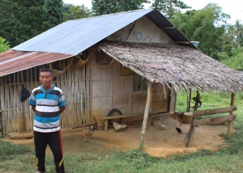 Iwan mantali (50tahun) Warga Dusun 3, Desa Dumati, Kecamatan Telaga Biru, mengeluhkan rumahnya yang hampir roboh.