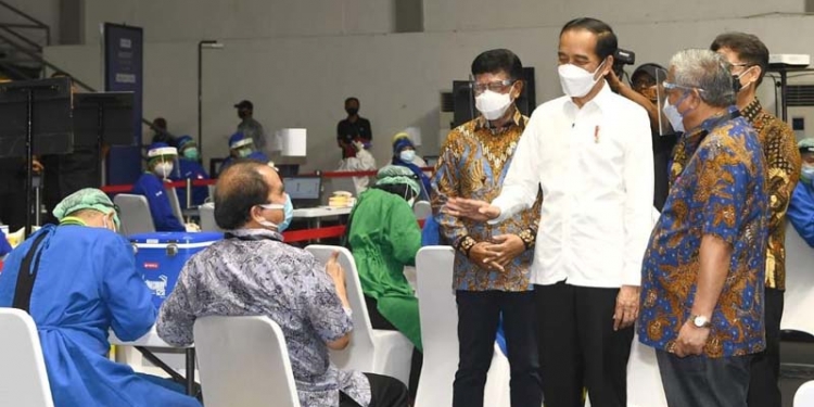 Presiden Jokowi meninjau pelaksanaan vaksinasi massal bagi wartawan, di Senayan, Jakarta, Kamis (25/02/2021). (Foto Biro Pers Setpres/Muchlis Jr)