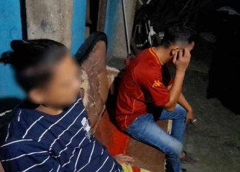 JUDI TOGEL - Terduga pelaku judi togel, RZK (kaos biru) saat dibekuk tim Resmob Polres Bone Bolango. (istimewa)