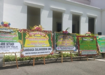 Sejumlah Karangan Bunga Ucapan Selamat Diberikan Kepada Bupati dan Wakil Bupati Gorontalo terpilih Nelson Pomalingo dan Hendra S Hemeto di rumah Dinas Bupati Gorontalo (Putra/Gopos).