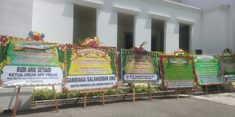 Sejumlah Karangan Bunga Ucapan Selamat Diberikan Kepada Bupati dan Wakil Bupati Gorontalo terpilih Nelson Pomalingo dan Hendra S Hemeto di rumah Dinas Bupati Gorontalo (Putra/Gopos).