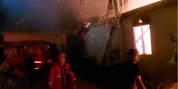KEBAKARAN - Petugas pemadam kebakaran berupaya memadamkan kebakaran yang melanda dua rumah di Kelurahan Libuo, Kecamatan Dungingi, Kota Gorontalo. (istimewa)
