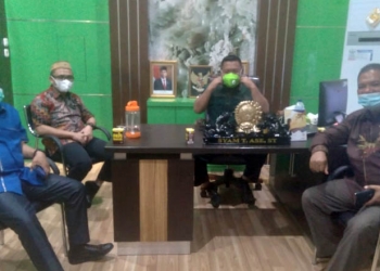 Ketua DPRD Kabupaten Gorontalo, Syam T Ase (tengah). (Ramlan/gopos)