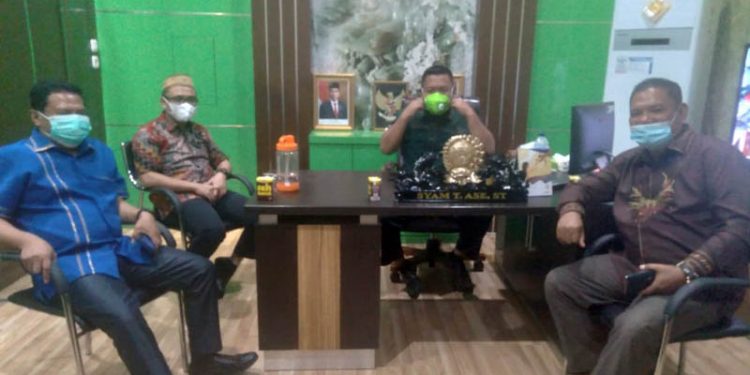 Ketua DPRD Kabupaten Gorontalo, Syam T Ase (tengah). (Ramlan/gopos)