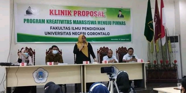 GENJOT PRESTASI MAHASISWA - Wakil Rektor III Bidang Kemahasiswaan dan Alumni, Karmila Machmud saat menjadi pembicara dalam kegiatan klinik proposal yang dilakukan oleh Fakultas Ilmu Pendidikan.