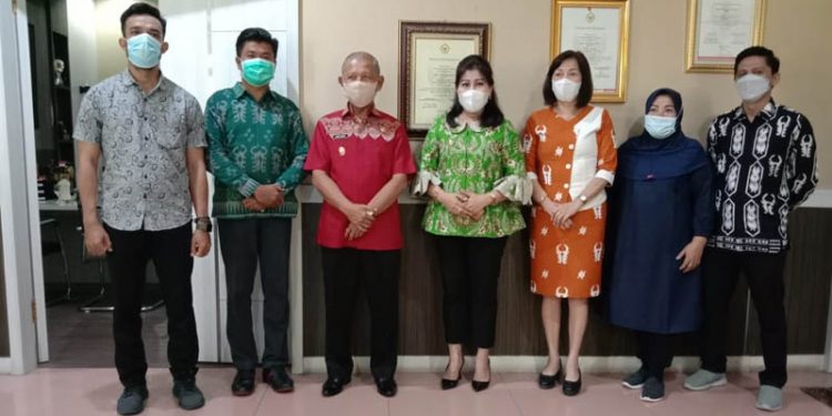 KUNKER - Kunjungan Kerja Wakil Bupati Sigi, Paulina, disambut Wakil Bupati Pohuwato, Amin Haras, Kamis (4/2/2021). (Azhar/gopos)