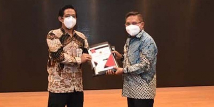LHKPN - Wali Kota Gorontalo, Marten Taha, menyerahkan dokumen LHKPN ke KPK RI beberapa waktu lalu. (Humas Pemkot Gorontalo)
