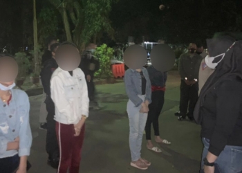 DIAMANKAN - Empat perempuan pekerja di tempat karaoke diberikan pembinaan oleh petugas tim razia operasi Pekat Otanaha 2021. (Humas Polda Gorontalo)