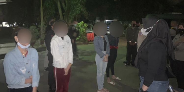 DIAMANKAN - Empat perempuan pekerja di tempat karaoke diberikan pembinaan oleh petugas tim razia operasi Pekat Otanaha 2021. (Humas Polda Gorontalo)